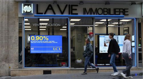 Campagne publicitaire pour la banque LCL affichée sur un bel écran vitrine dans une agence et qui réussit à attirer l'oeil des passants