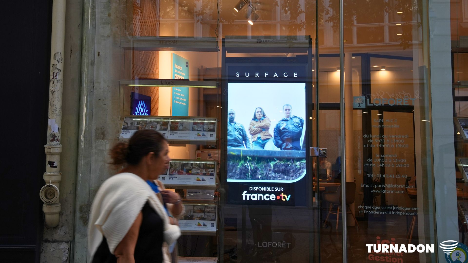 Panneau d'affichage digital attirant l'attention dans un environnement urbain animé