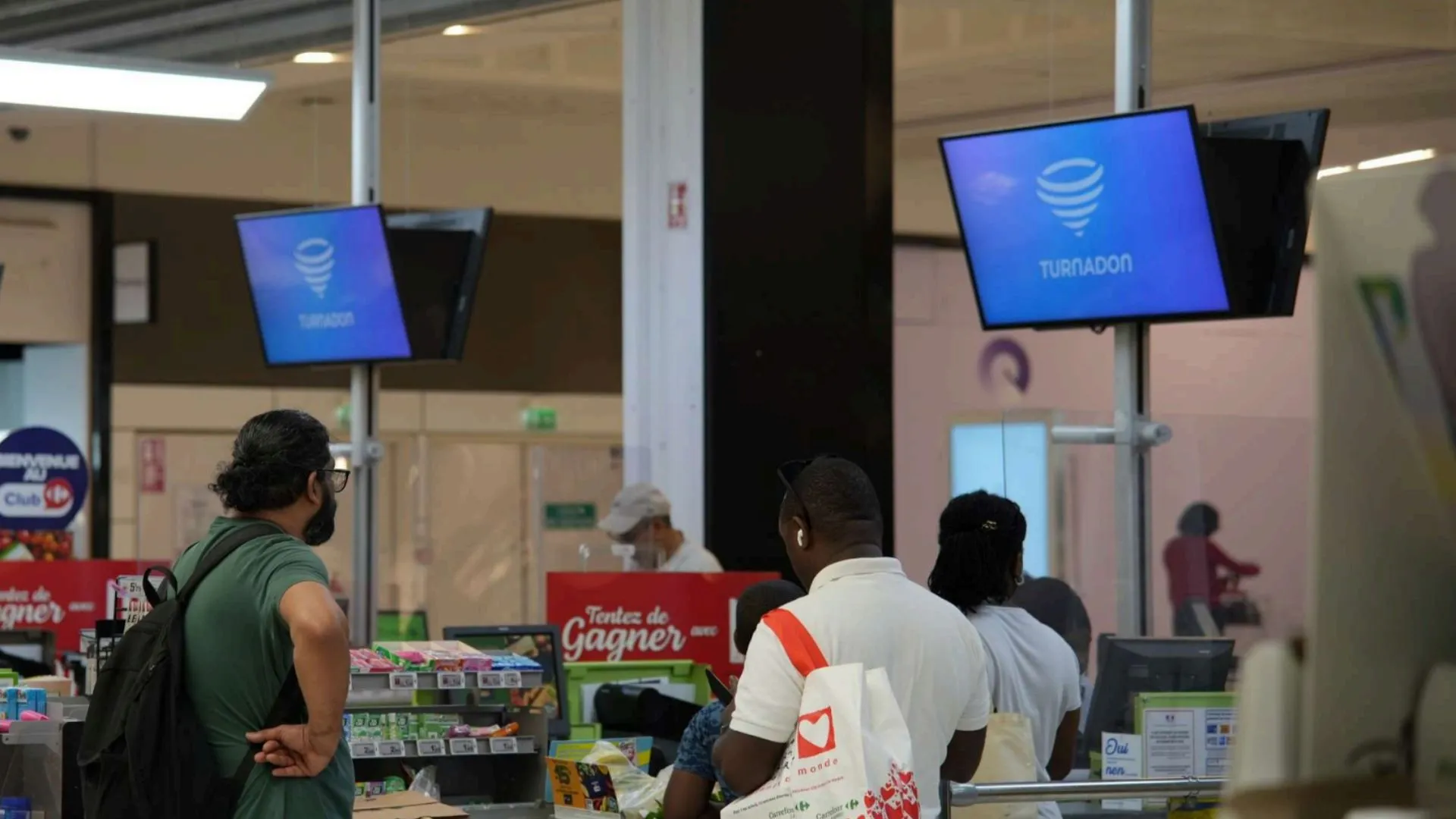 Panneau d'affichage publicitaire sous forme d'écran près des caisses de magasin