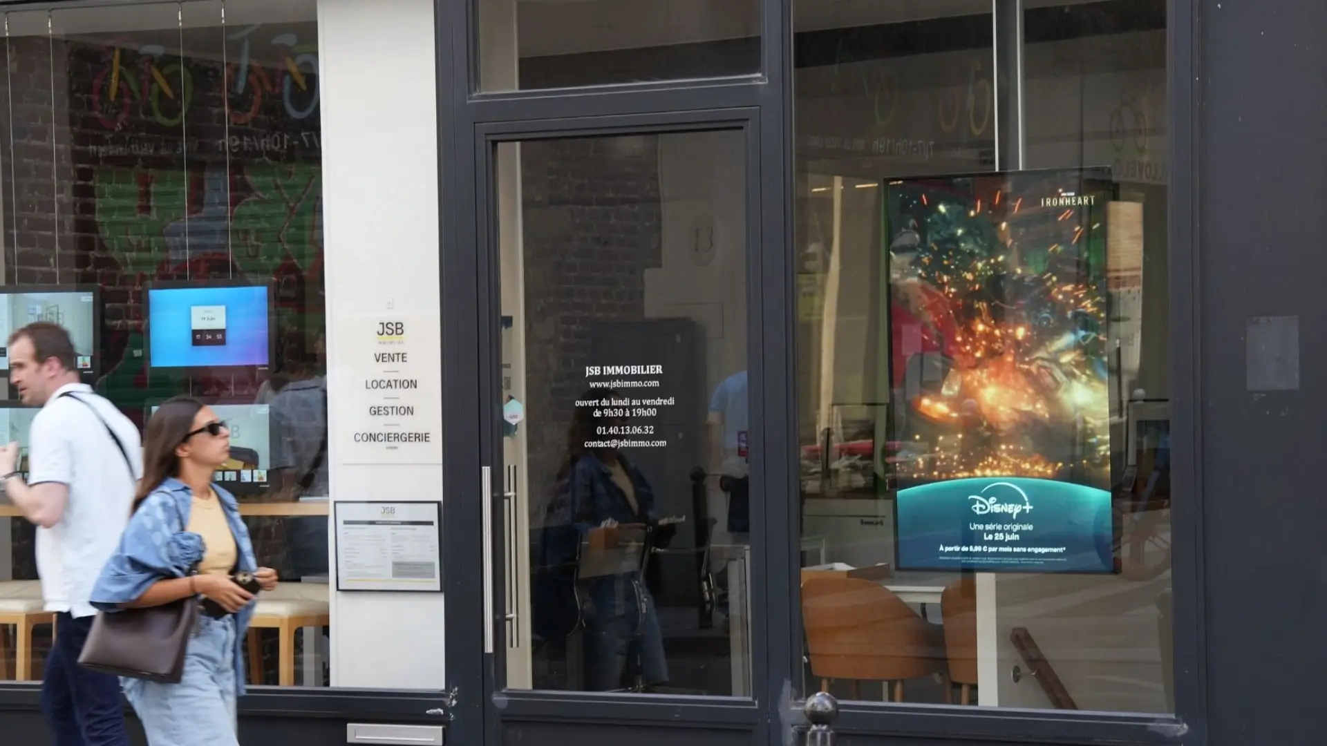 Affichage digital de rue transformant la publicité locale avec des visuels dynamiques et interactifs