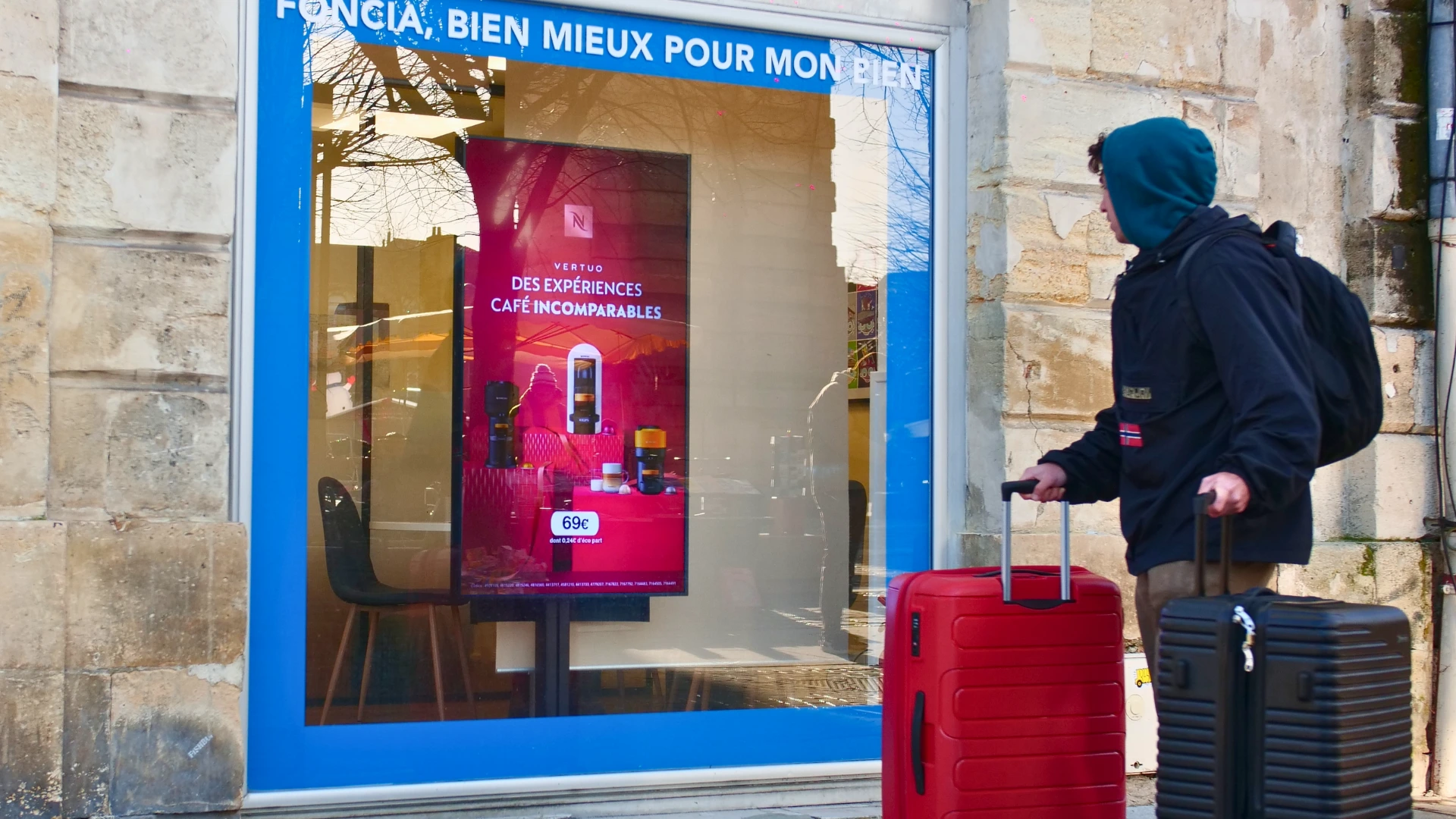 Affichage digital utilisant la géolocalisation pour diffuser des publicités ciblées en temps réel.