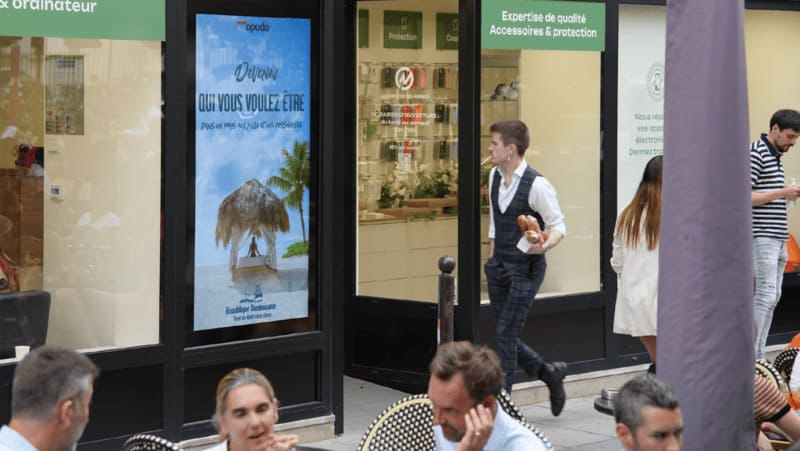 Panneau publicitaire stratégiquement placés dans des zones à forte affluence pour une visibilité optimale.