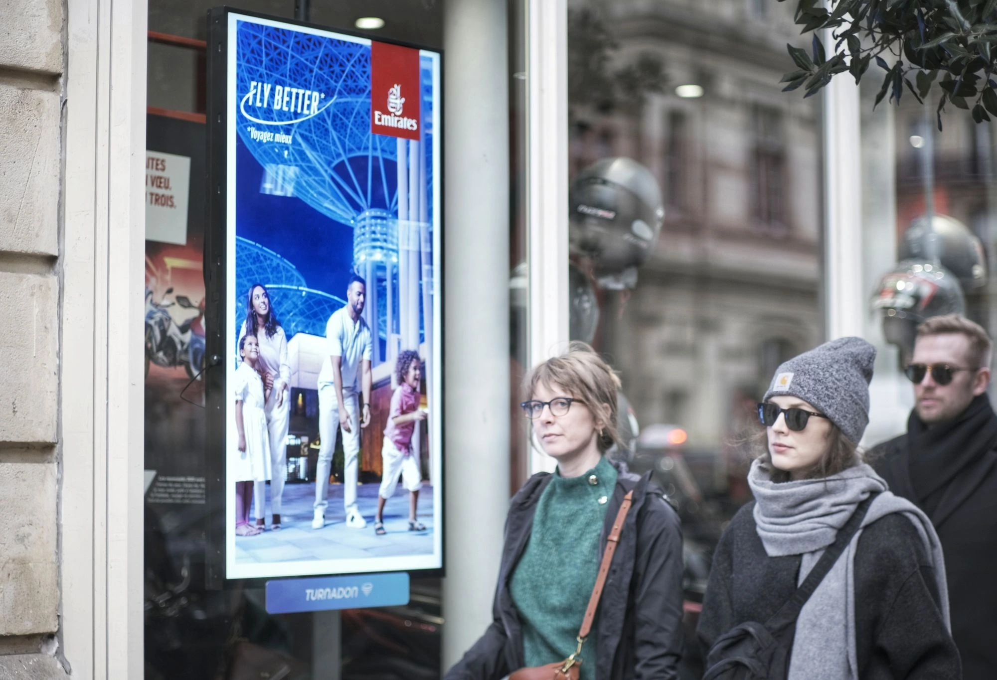 Article sur les mythes du DOOH et de la publicité extérieure, avec des exemples de marques comme Netflix et Coca Cola.