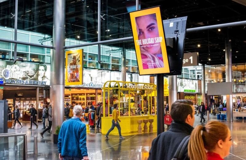 Visuel présentant cinq idées reçues sur le DOOH et l'affichage extérieur, soutenues par des données pour une meilleure compréhension.