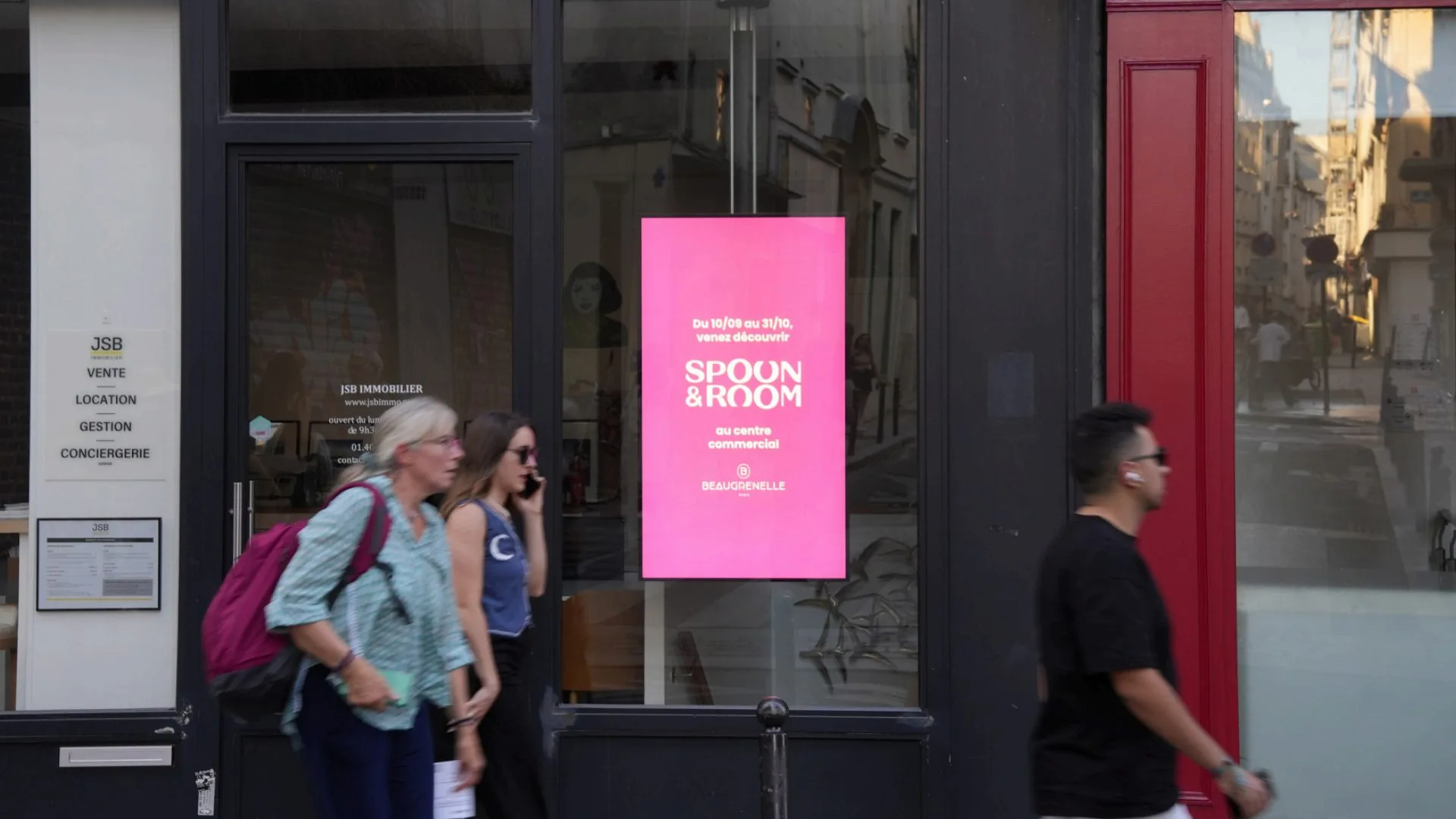 3 exemples de campagnes DOOH sur des écrans vitrines pour les PME