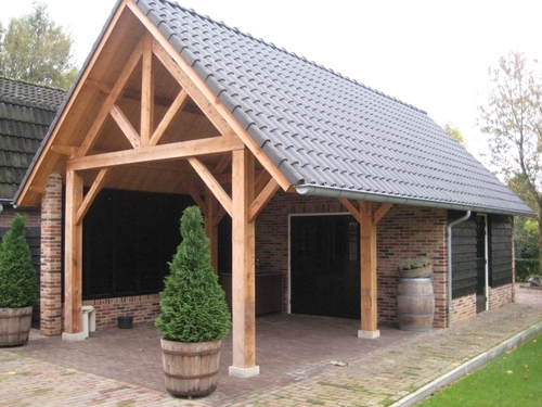 Schuur met overkapping