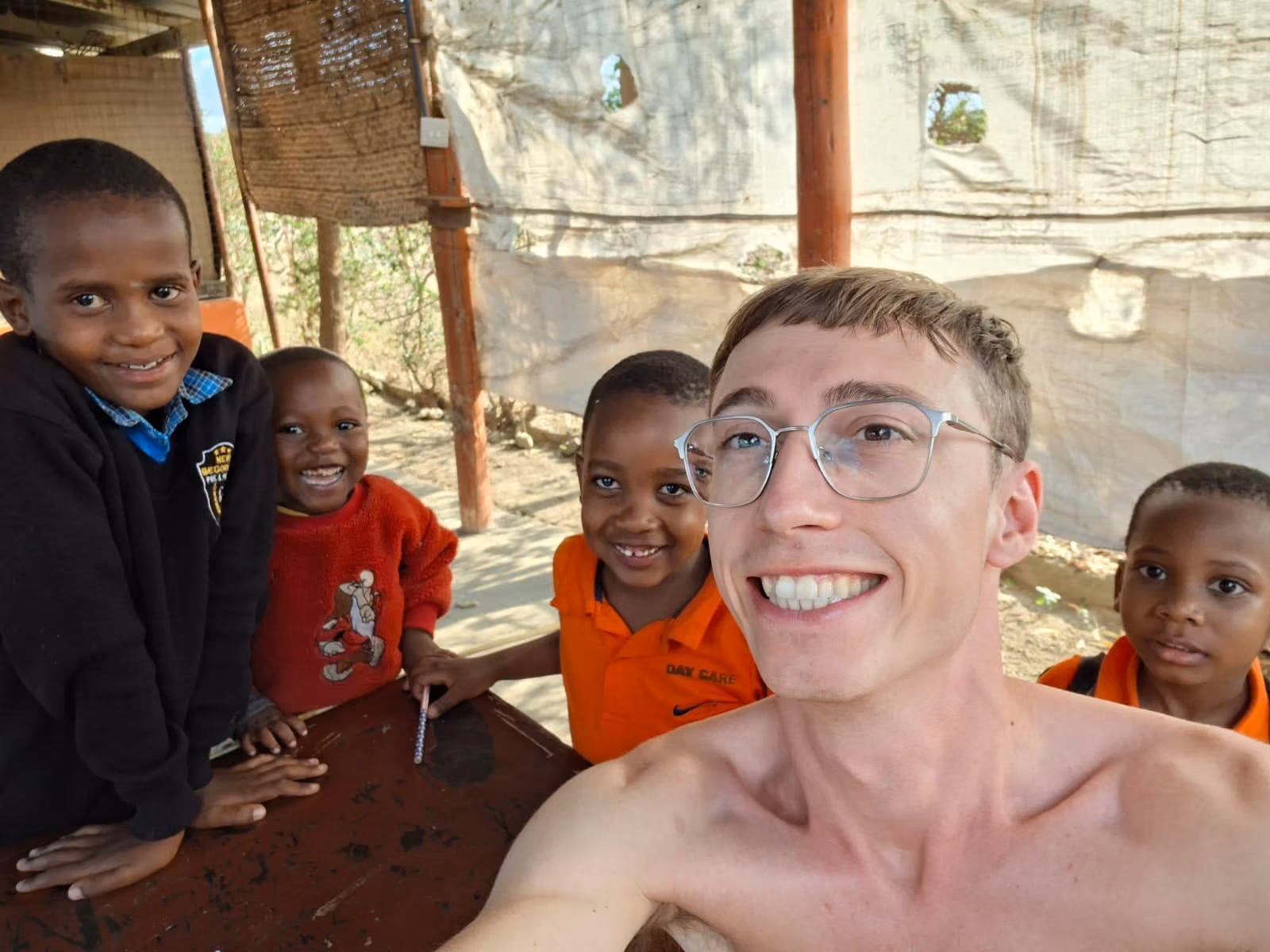 Jonas met kinderen van het Uhai Center