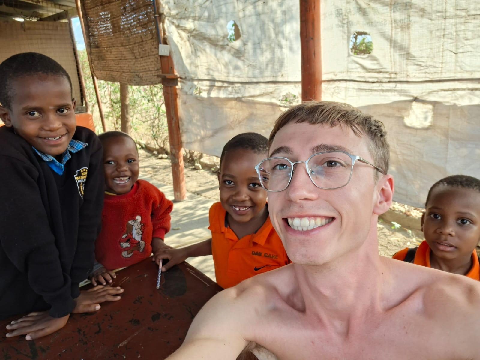 Jonas met kinderen van het Uhai Center
