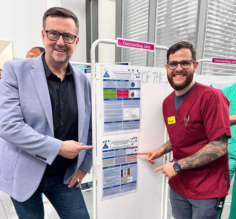 CEO da NGPOD com a nutricionista vencedora do prémio NHS