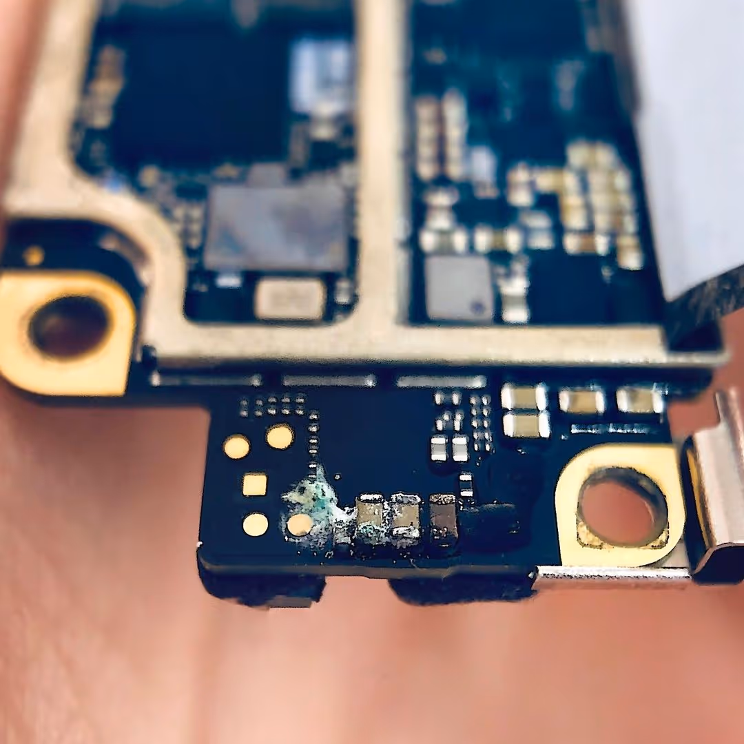 Naprawa po zalaniu iPhone