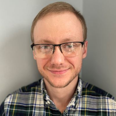 Headshot of addiction counselor, Liz Fearn