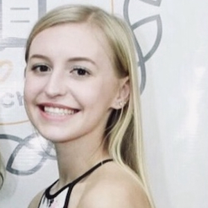 Headshot of addiction counselor, Liz Fearn