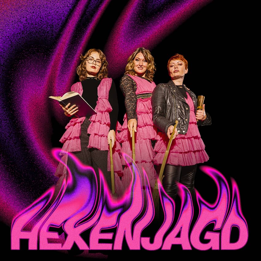 Kathi Kattinger, Lena Krebs und Karin Hartenstein als Hexen in pinken Rüschenkleidern mit Besen und Zauberbuch vor violettem Hintergrund, Schriftzug „Hexenjagd – Das Musical“ in pinken Flammenbuchstaben