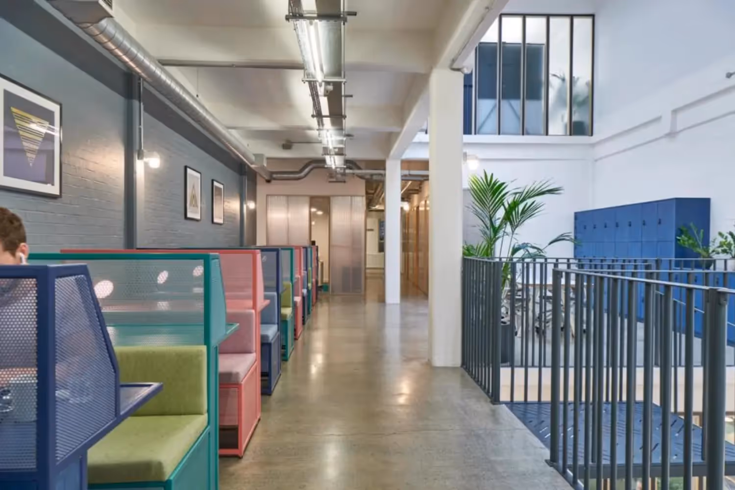Breakout space in low-cost serviced office space 