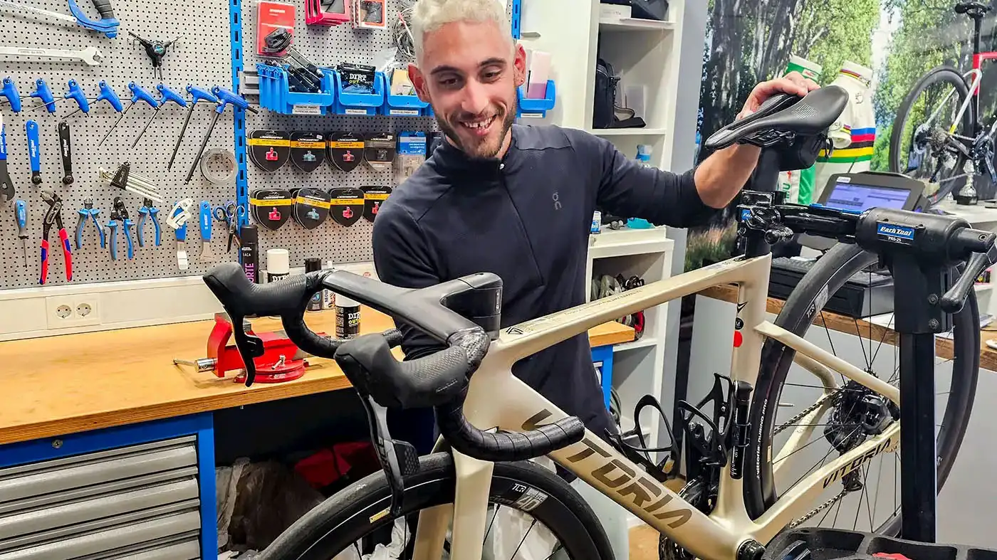 Gravelbike Service in Mallorca – professionelle Werkstatt mit Mechaniker bei der Wartung eines Gravelbikes