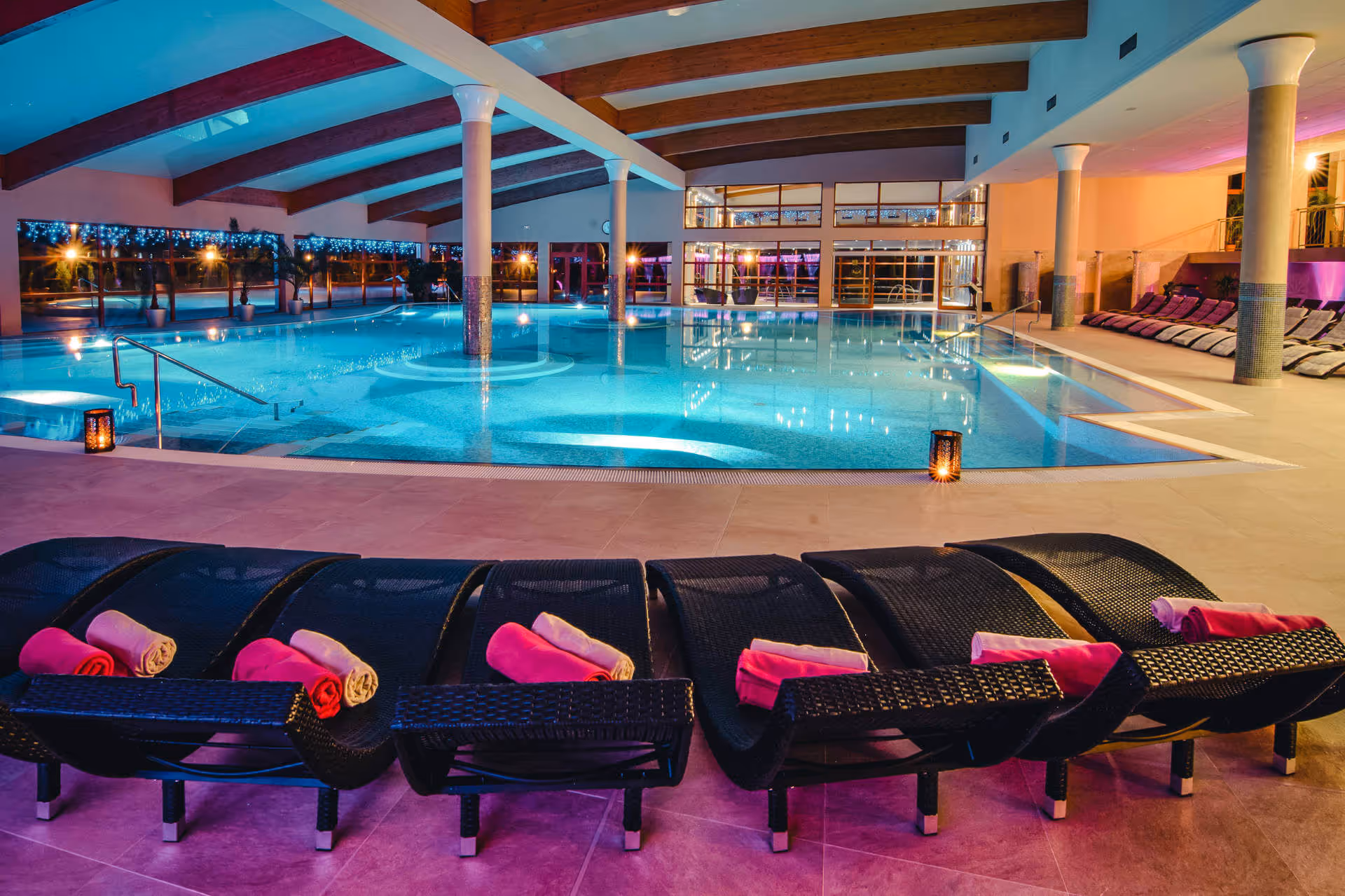 Termálny vnútorný bazén vo wellness a spa resorte Kaskady