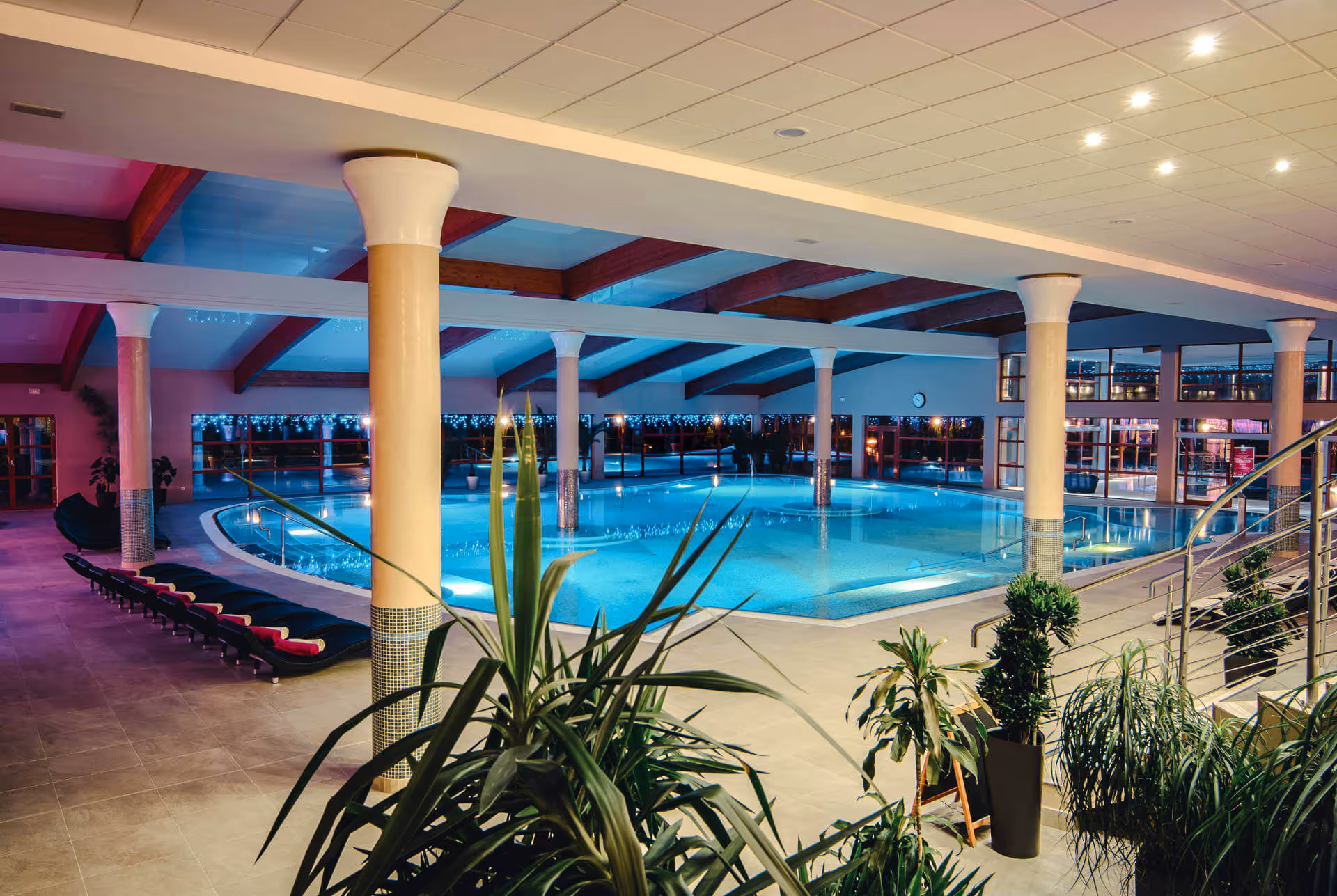 Termálny vnútorný bazén vo wellness a spa resorte Kaskady