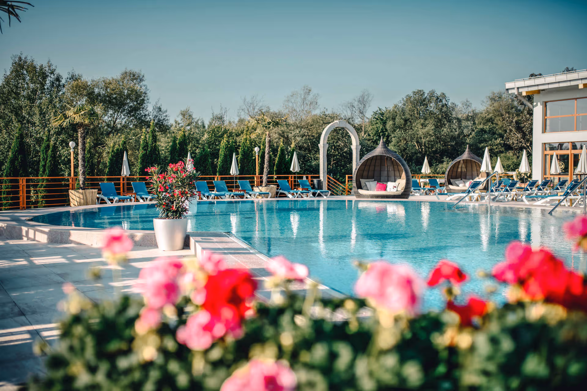 Termálny vonkajší bazén vo wellness a spa resorte Kaskady