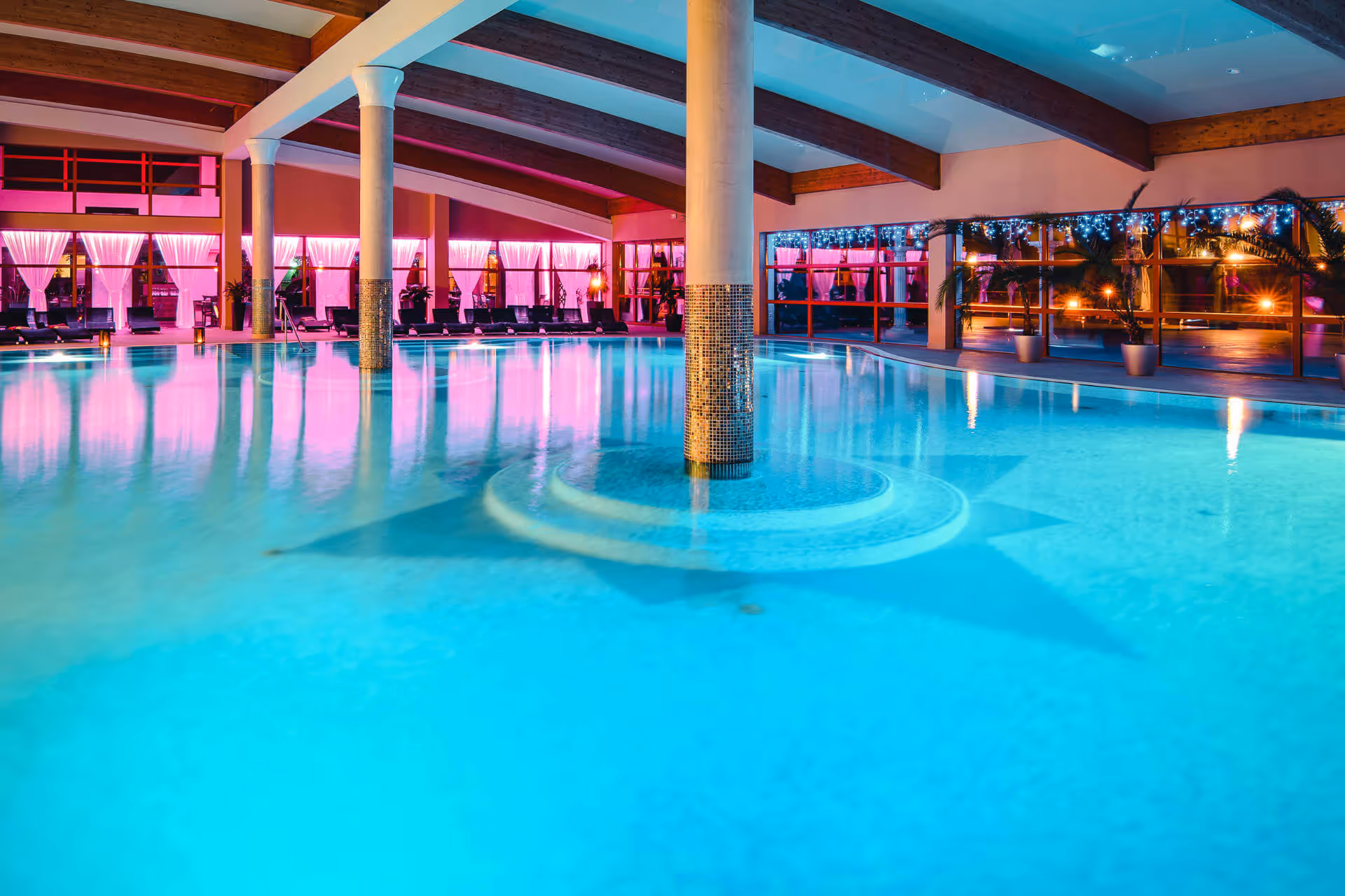 Termálny vnútorný bazén vo wellness a spa resorte Kaskady