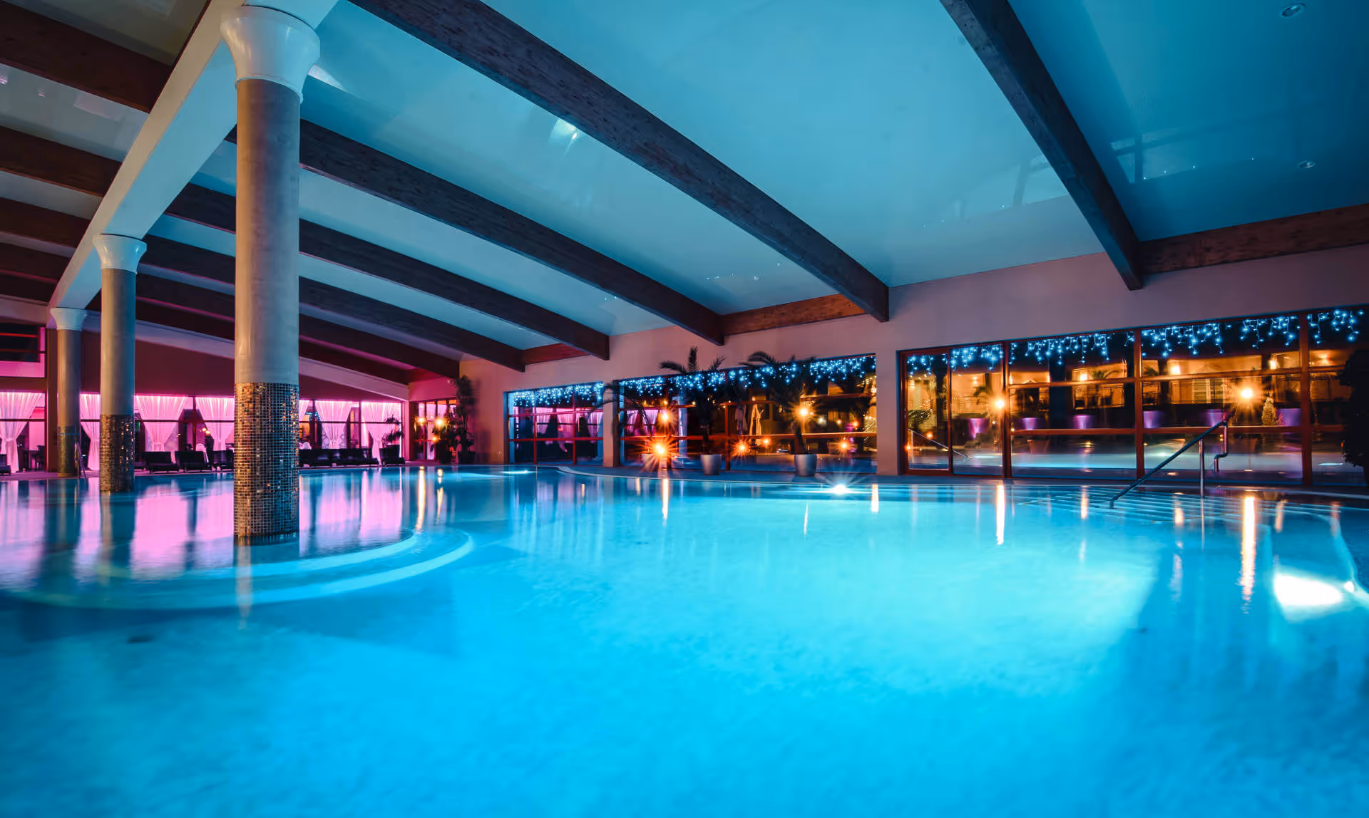 Termálny vnútorný bazén vo wellness a spa resorte Kaskady