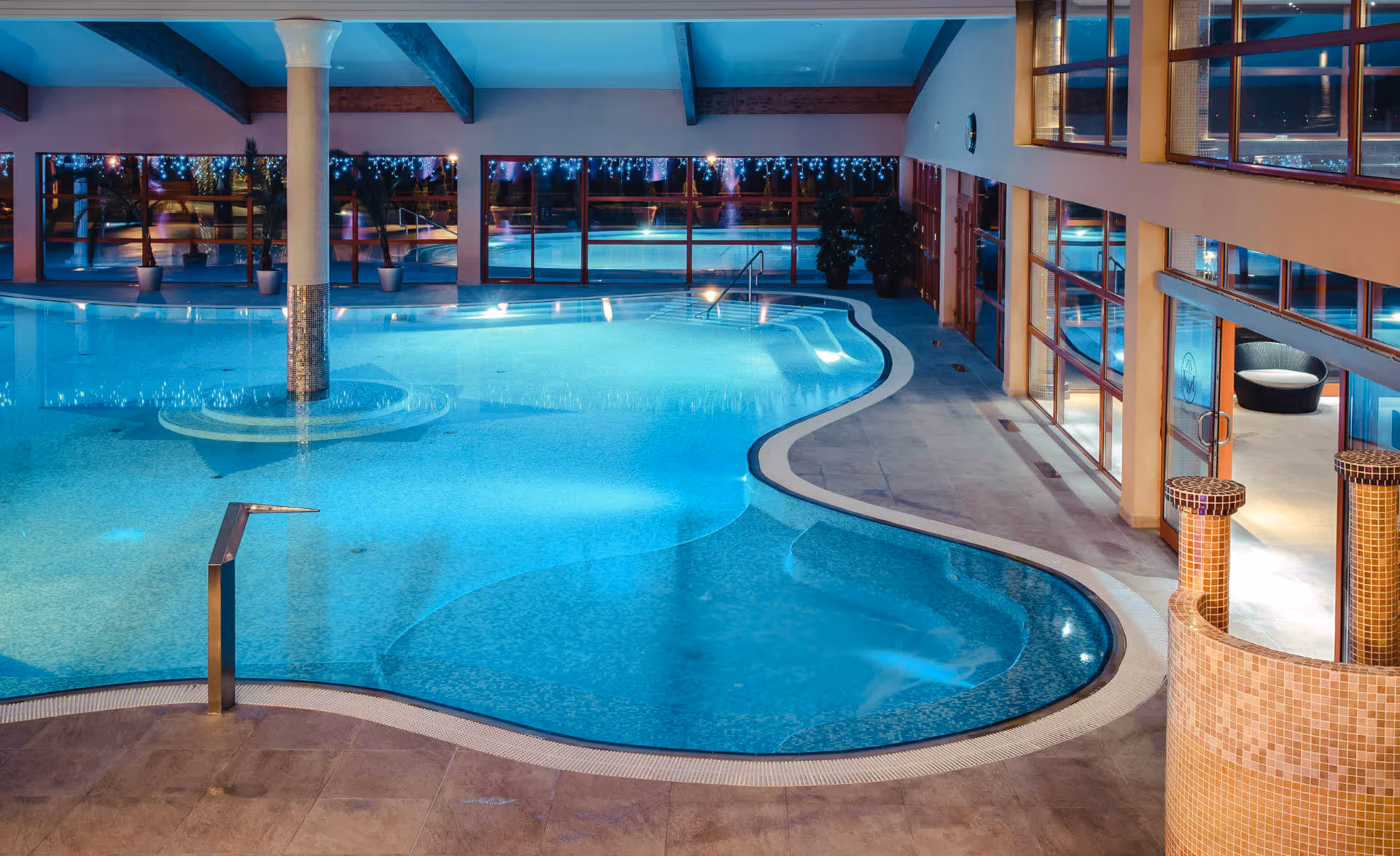 Termálny vnútorný bazén vo wellness a spa resorte Kaskady