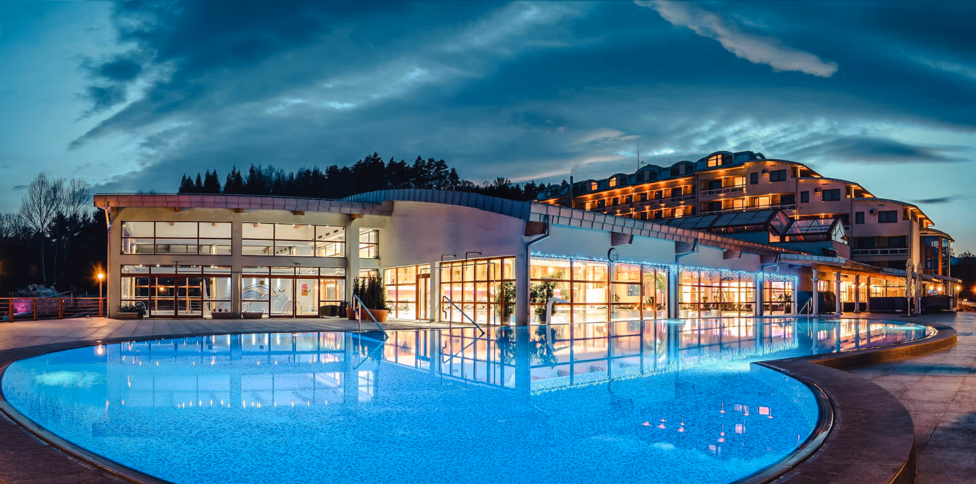 Termálny vonkajší bazén vo wellness a spa resorte Kaskady