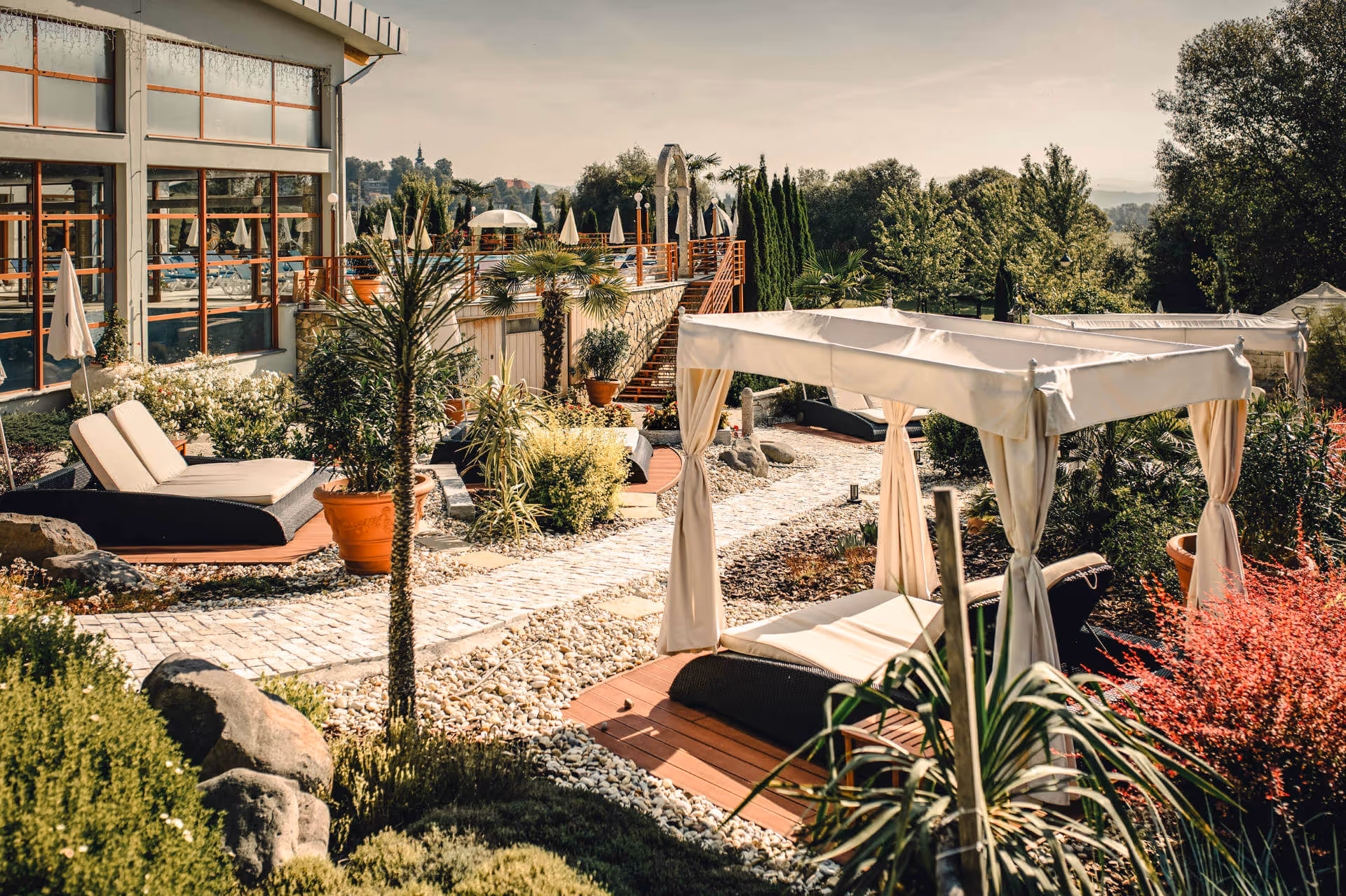 Termálny vonkajší bazén vo wellness a spa resorte Kaskady