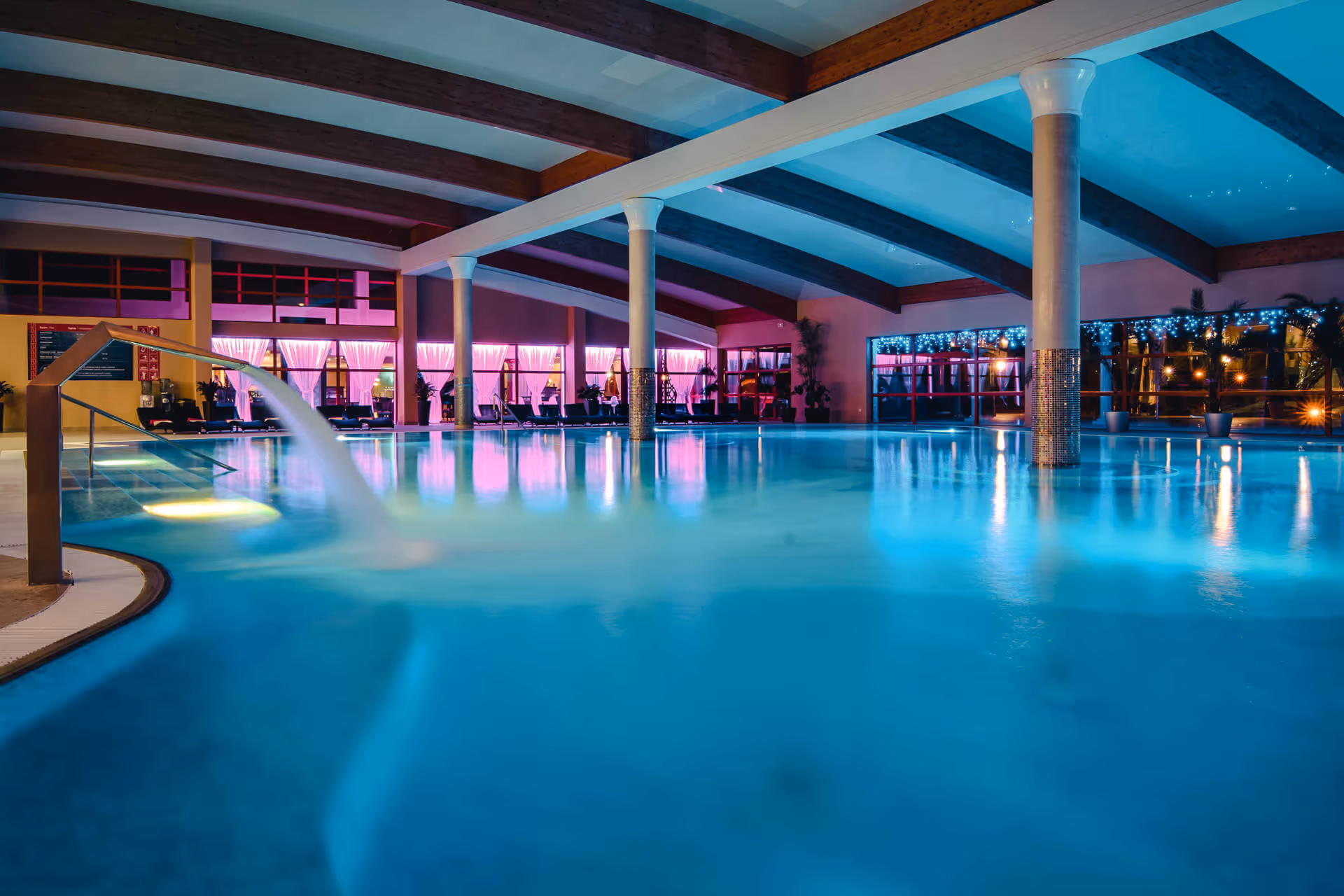 Termálny vnútorný bazén vo wellness a spa resorte Kaskady