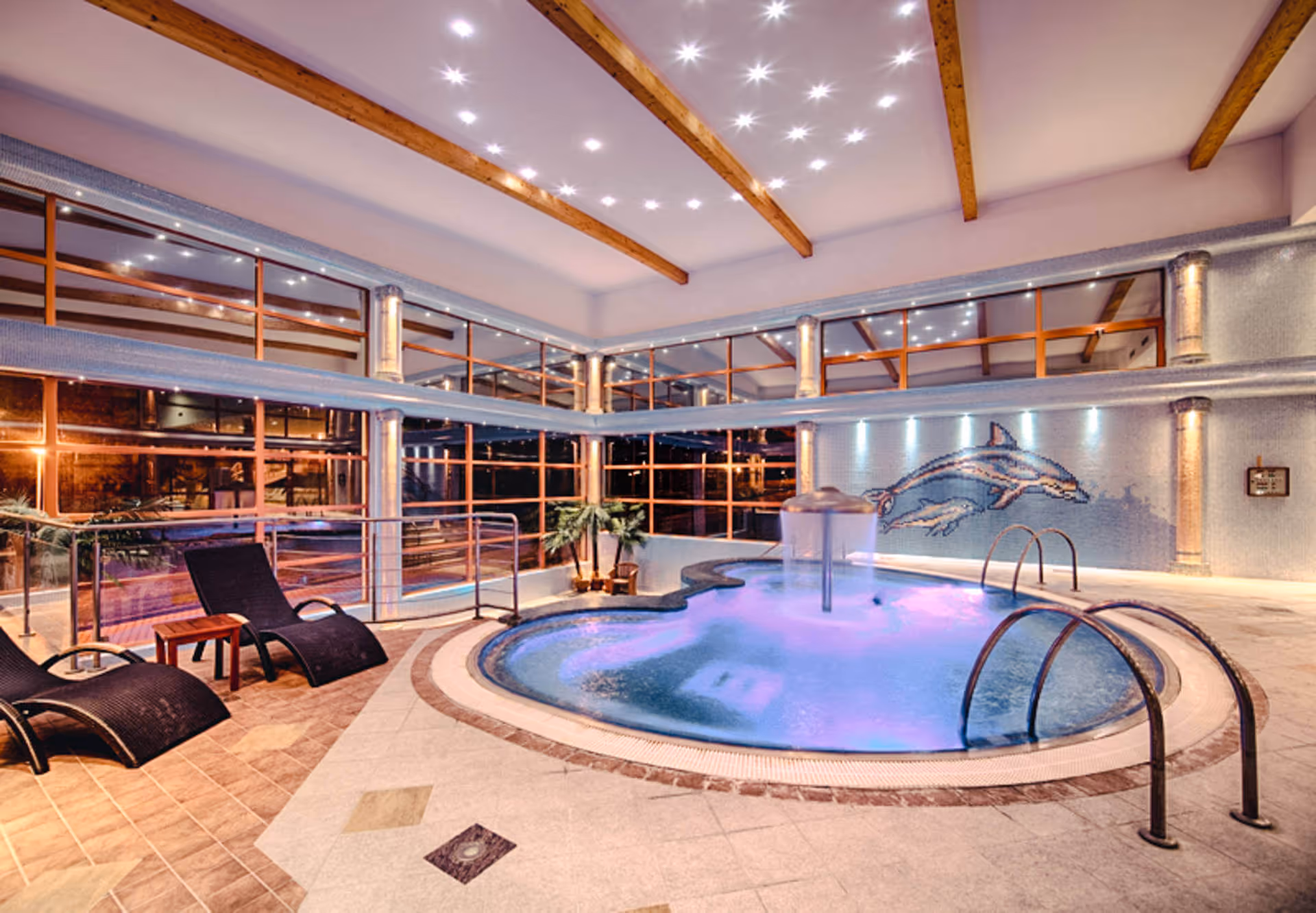Termálny vnútorný bazén vo wellness a spa resorte Kaskady