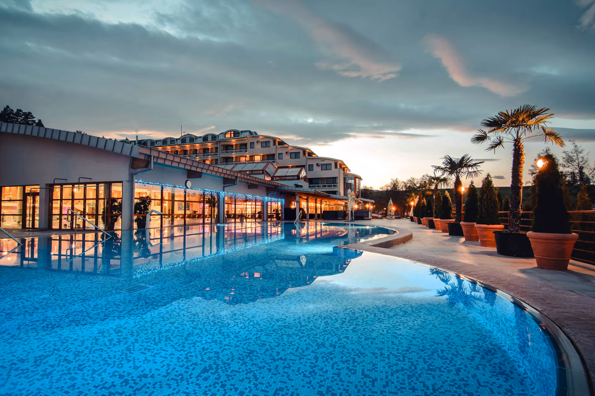 Termálny vonkajší bazén vo wellness a spa resorte Kaskady