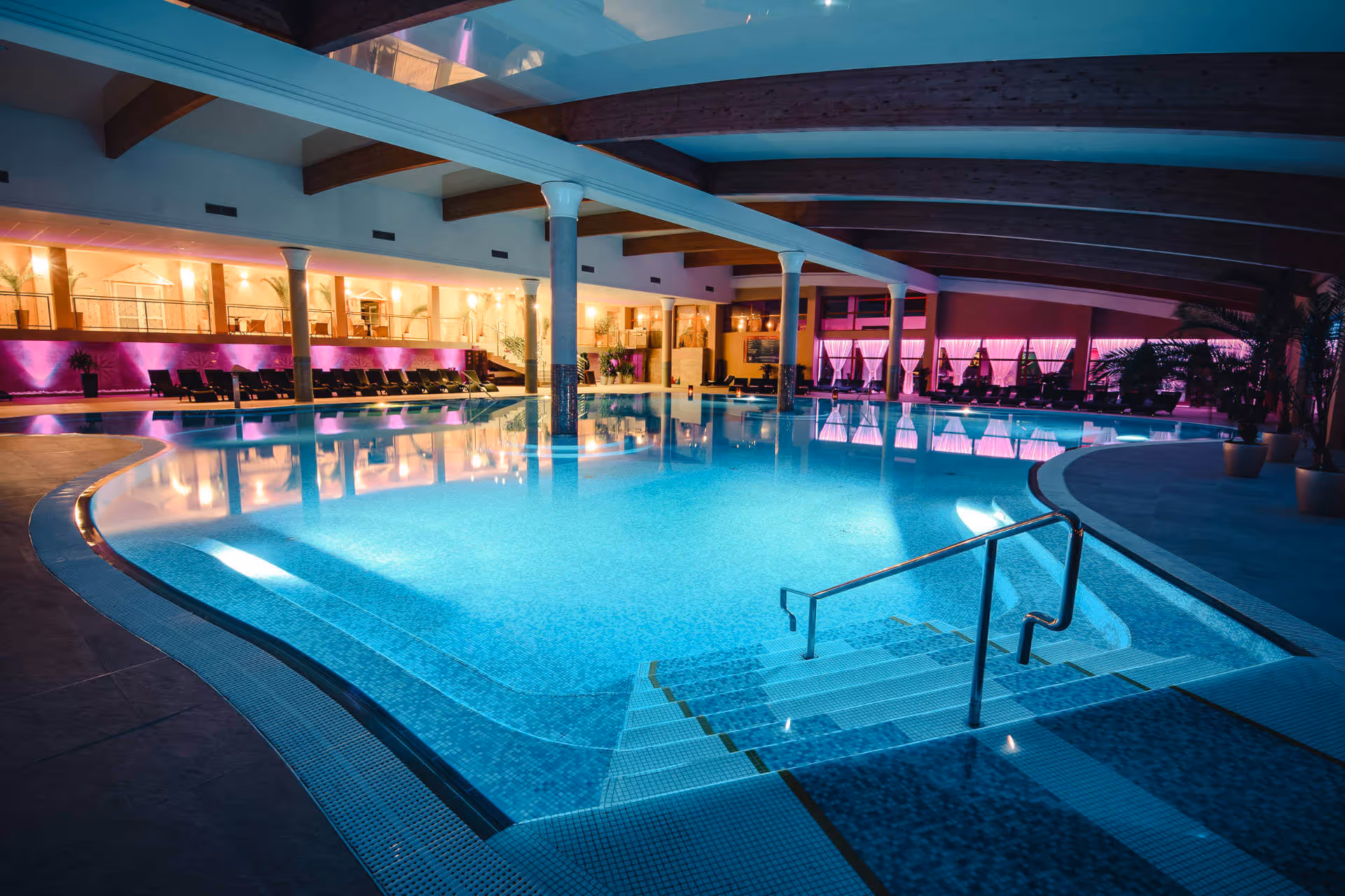 Termálny vnútorný bazén vo wellness a spa resorte Kaskady