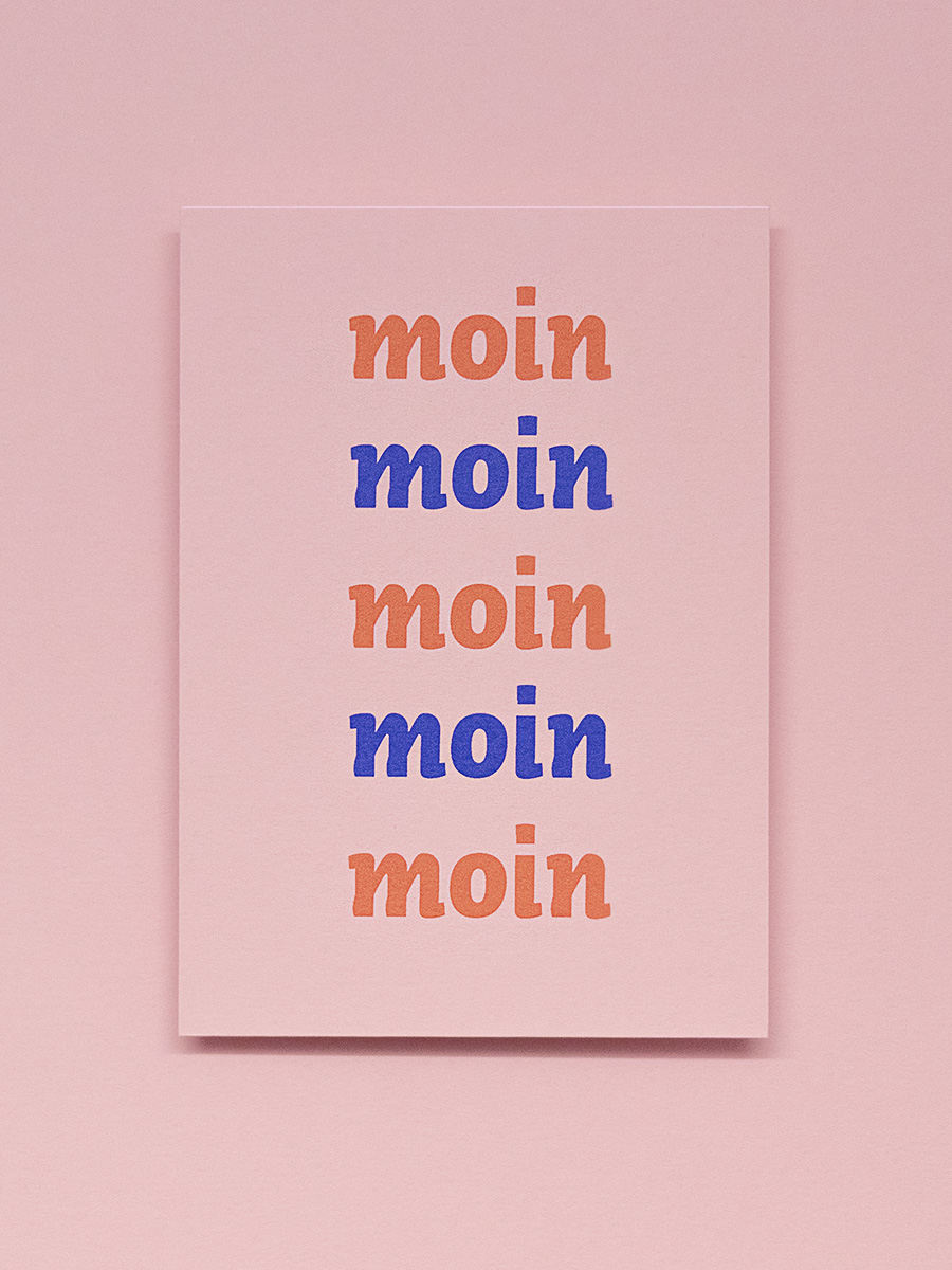Postkarte in frontaler Ansicht mit Vorderseite, auf der das Wort Moin mehrfach in blau und orange steht.
