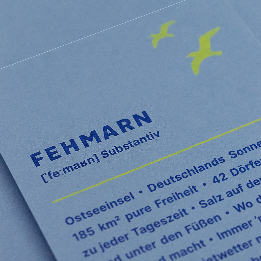 Detail einer Postkarte mit einem Definitionstext über Fehmarn.