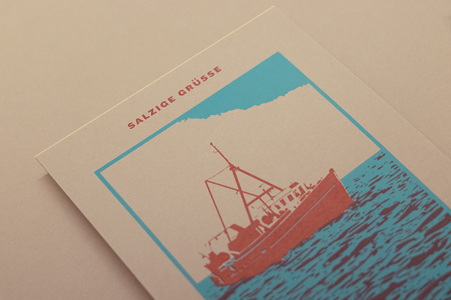Postkarte mit Detail eines Schiffes auf dem Meer und dem Text »Salzige Grüsse«