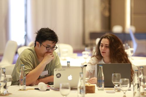 Dayana having office hours with the co-founder of Momofin (W24).