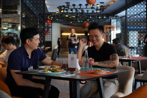 Founders having a chat over lunch.