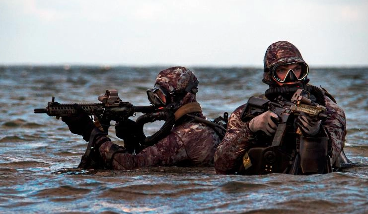 Soldados Seals en una operación en el mar