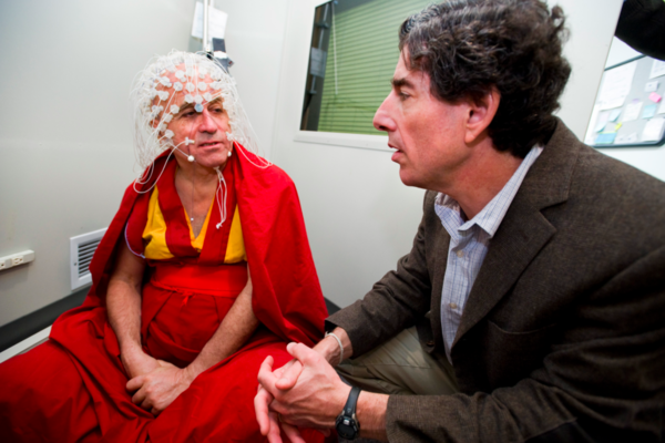 Monje Budista Matthieu Ricard antes de participar en una prueba para medir sus ondas cerebrales mientras medita.