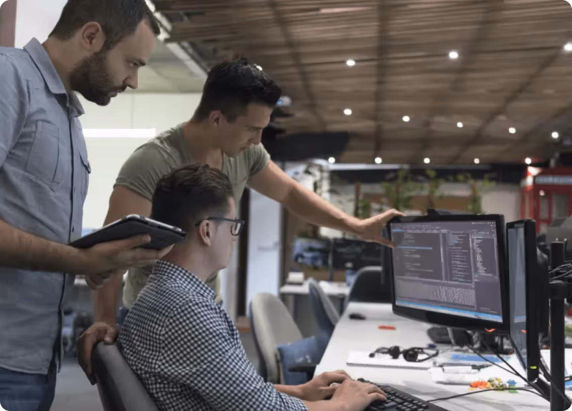 Développeurs devant écran avec du code