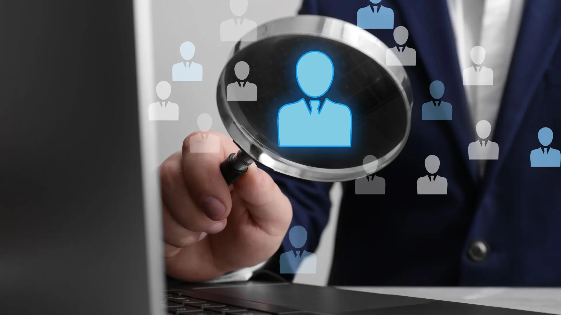 Personalberater analysiert digitale Profile mit einer Lupe zur gezielten Identifikation und Direktansprache von Kandidat:innen bei der Aufgabe, den passenden Headhunter zu finden.