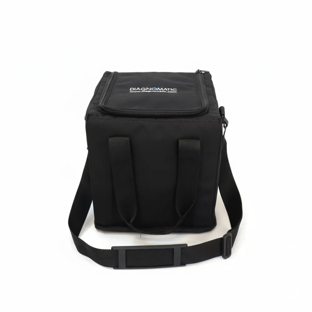 Bolsa de transporte cuadrada de color negro.