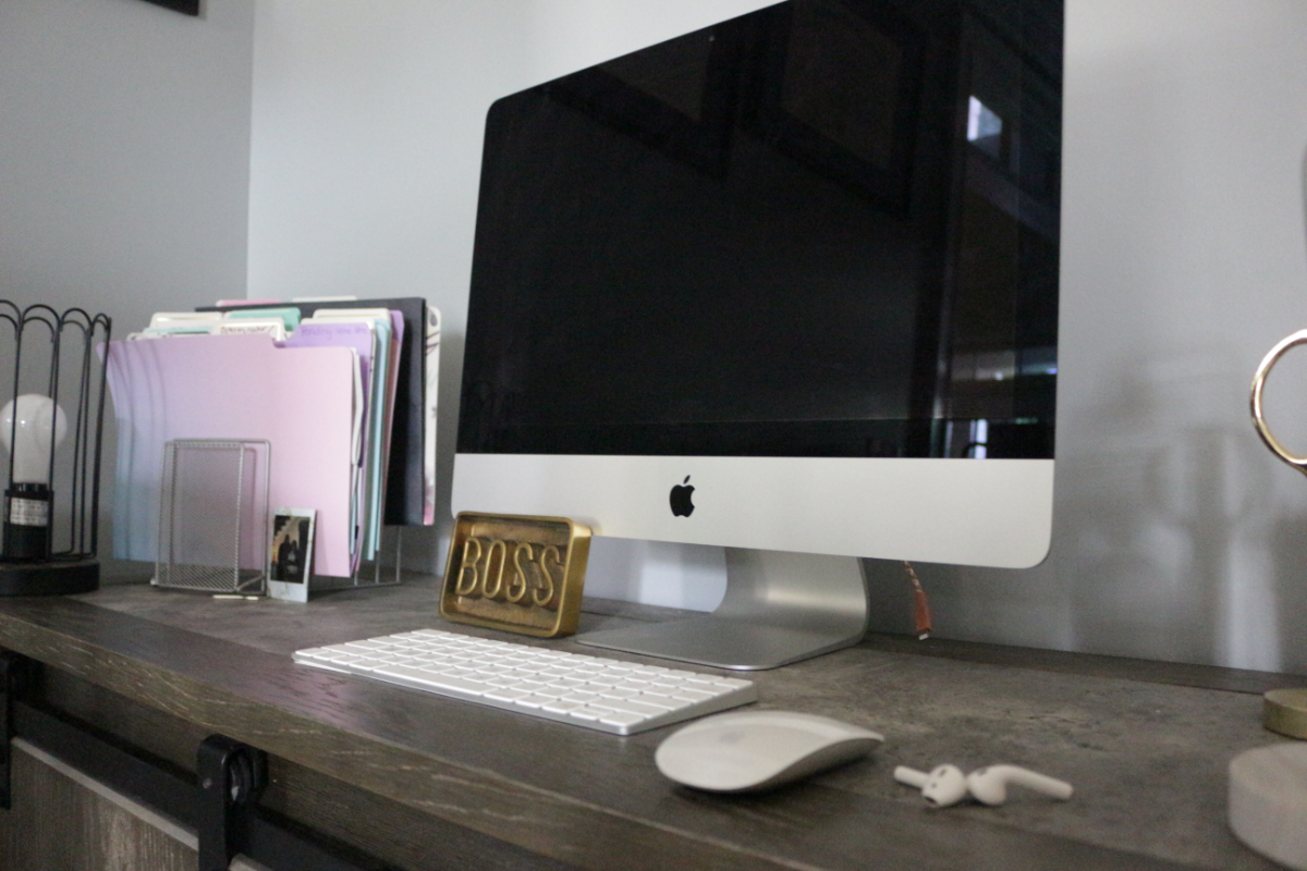 a picture of an iMac on a computer desk