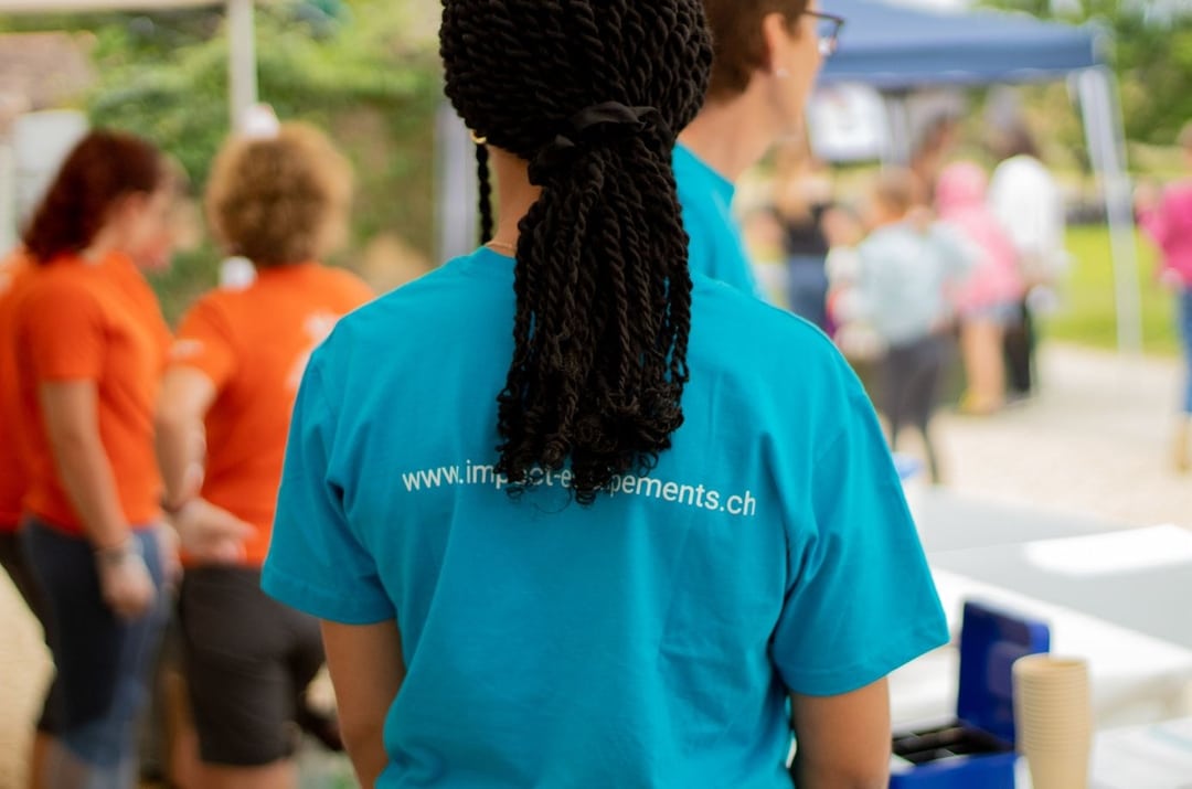 Collaboratrice d'Impact Equipements qui regarde la foule à l'innoguration du nouveau manège