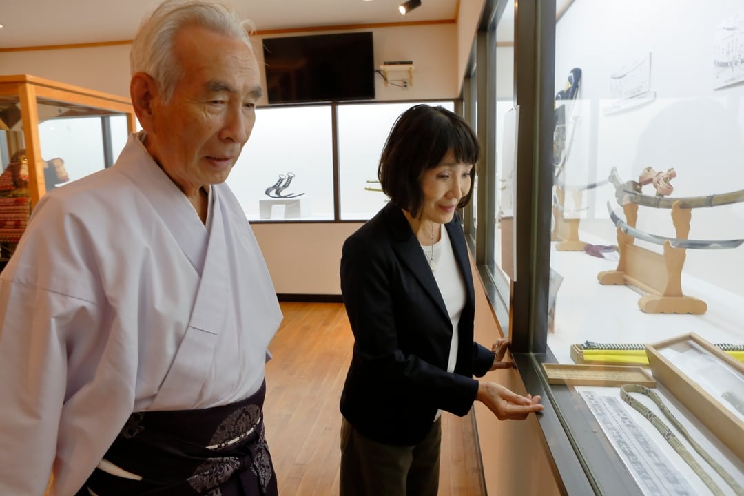 Ako looking at armor with Sumizaki-sensei