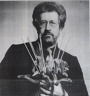 Mario Lovergine con in mano serpenti