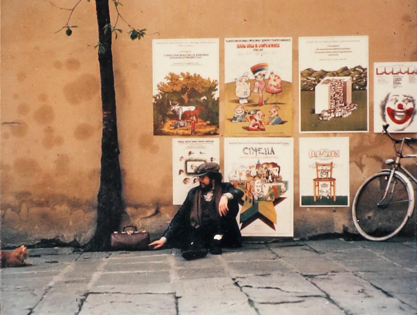 Mario Lovergine in strada con i suoi manifesti