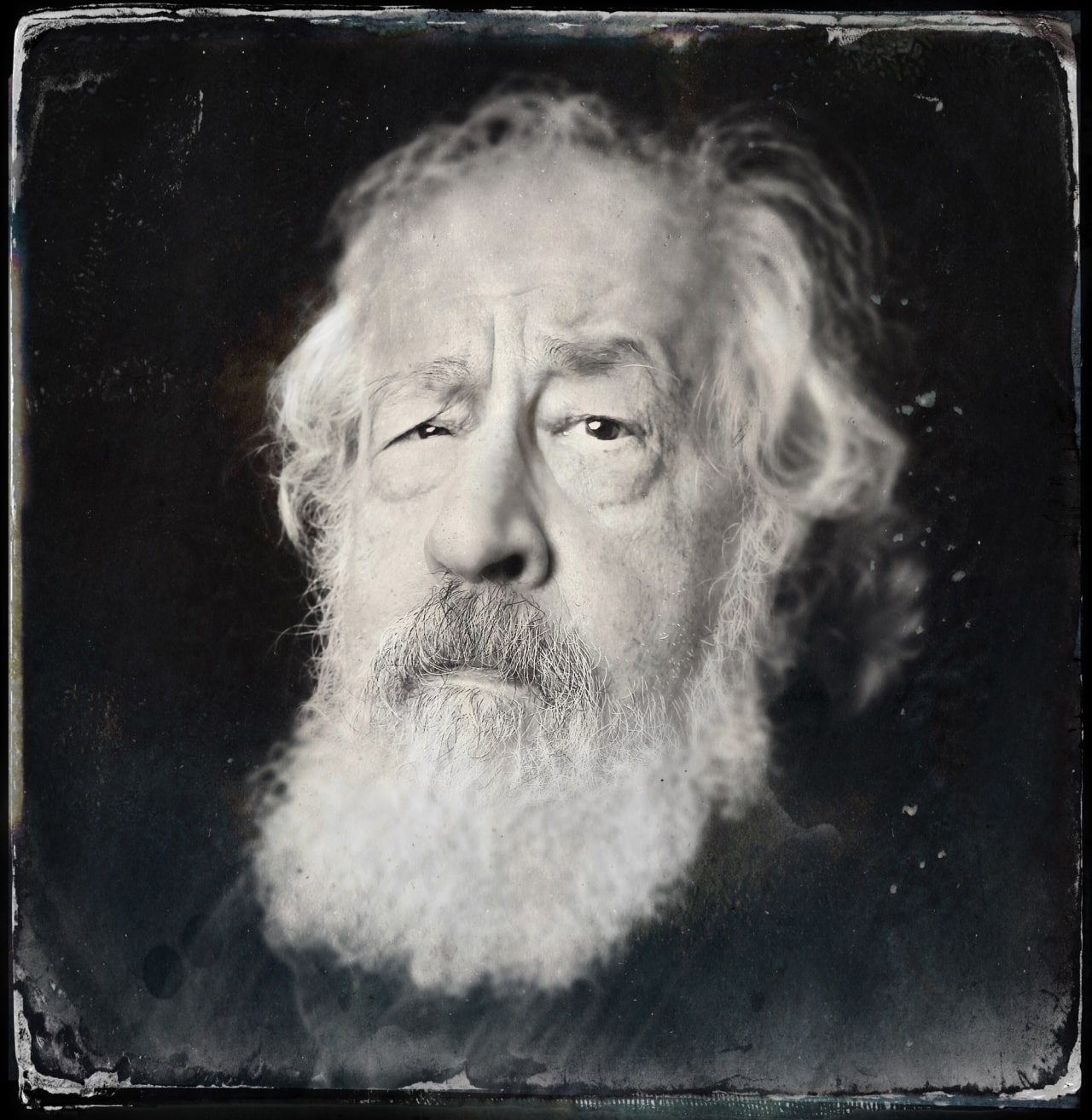 Mario Lovergine accigliato