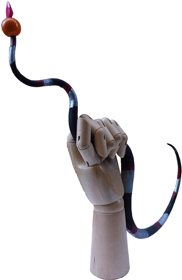 Mano di un manichino che regge un serpente