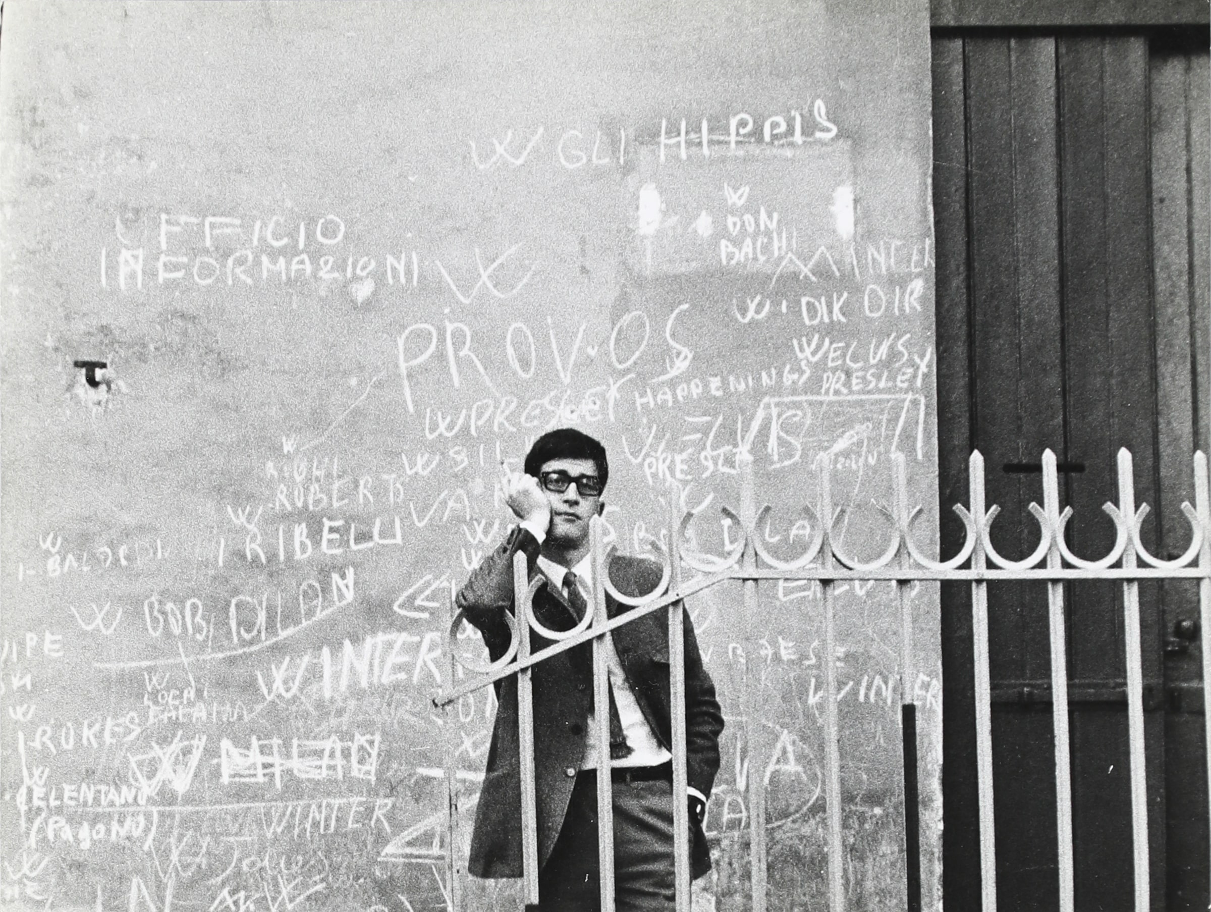 Mario Lovergine appoggiato a una ringhiera