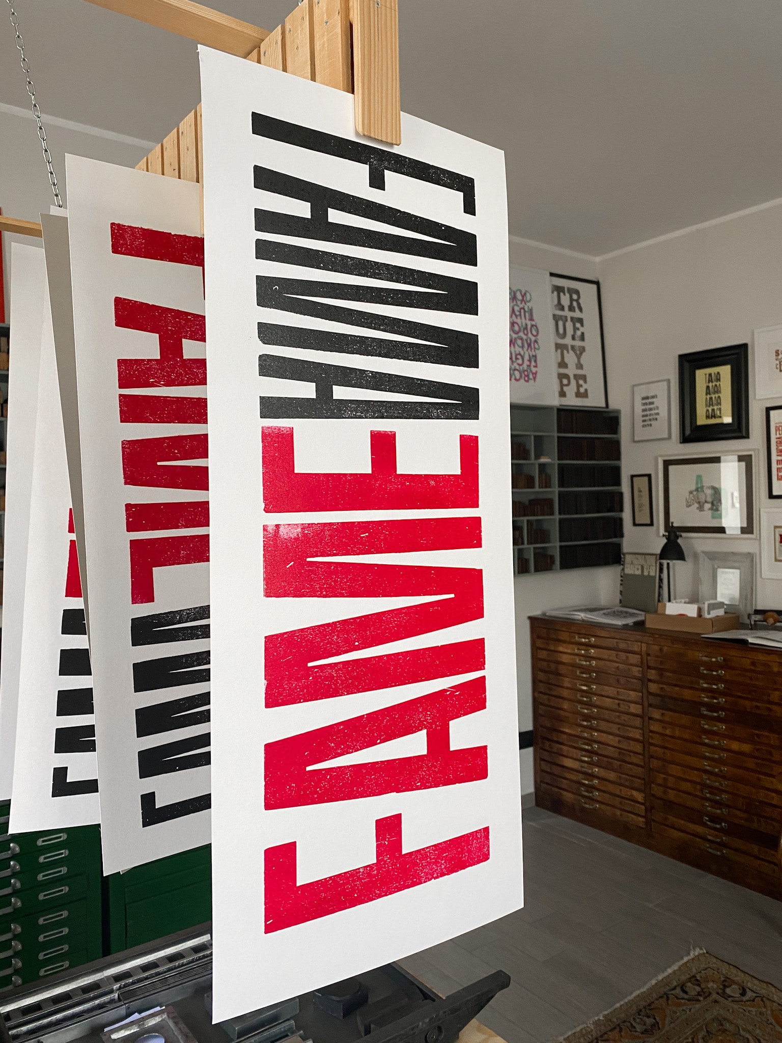 Manifesto a doppia lettura, fama-fame